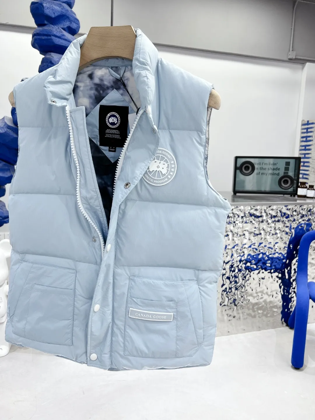 P480 𝗖𝗔𝗡𝗔𝗗𝗔 𝗚𝗢𝗢𝗦𝗘/Canada Goose White Label Glacier Vest Down Jacket Freestyle Vest THEICON This excellent down-filled vest can be freely layered with a variety of clothes, making it a favorite during the changing seasons. It's classic, versatile and provides excellent warmth. The Northern Lights capsule collection is reimagined in rich tones inspired by the stunning colors of Canada's north. The Glacial Haze capsule collection is revamped with a striking and layered color palette that evokes the feeling of being caught in the mist surrounding icebergs and glaciers. The top original replica version refers to the highest version in China (there is no one) (it is a piece of craftsmanship to make a piece of clothing that is ZP when placed in the counter) 1⃣ Made of original custom-made double plain 9500-100% nylon nylon fabric, windproof, waterproof and stain-resistant 2⃣ Filled with national standard Guangzhou Inspection white duck down, the amount of down is more than twice that of ordinary goods.  3⃣The zipper is customized from Yoshida YKK factory, with clear engraving and perfect and smooth texture. 4⃣Collar label, armband, back label, hangtag, complete anti-counterfeiting mark. Color: black, white, mood blue, melted water blue, graphite gray, purple. Size: XS S M L XL XXL